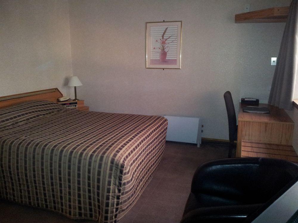 Fitzherbert Castle Motel Палмерстон-Норт Экстерьер фото