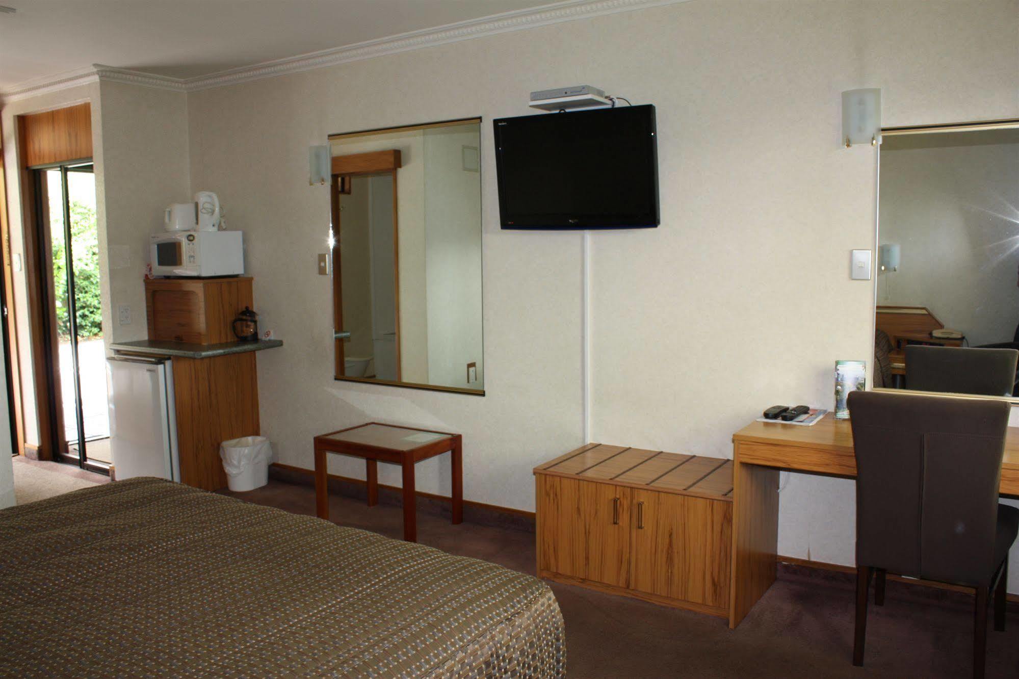 Fitzherbert Castle Motel Палмерстон-Норт Экстерьер фото